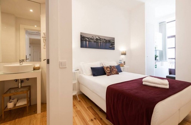 Studio with Balcony - MyStay Porto Centro