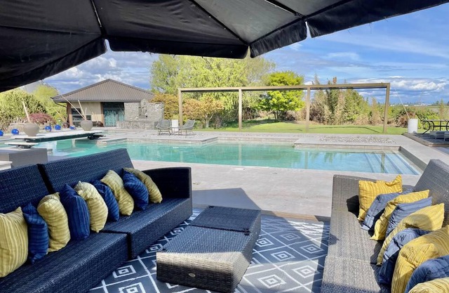 Mystery Mansion Suit - Pool + Hot Tub