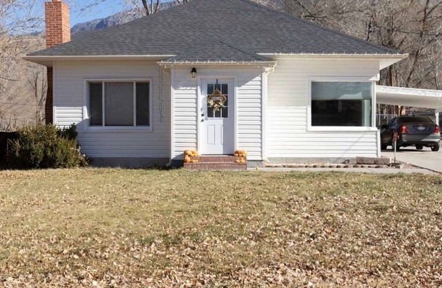Mystic Manor Monroe 4 Bed Farm House- 10 min walk to Hot springs