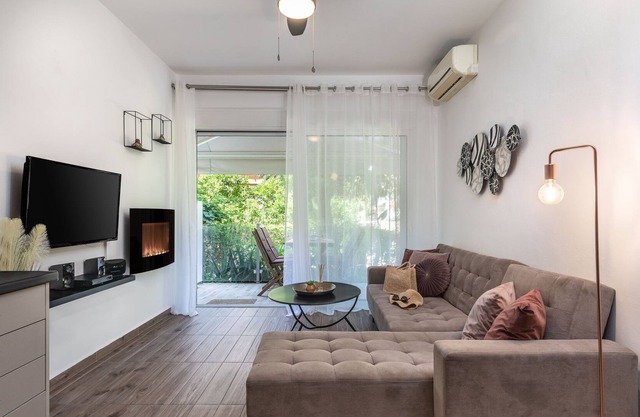 Mystique 2 BD Aparment by BluPine