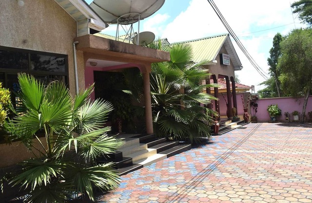 Mzunguu Safari Lodge