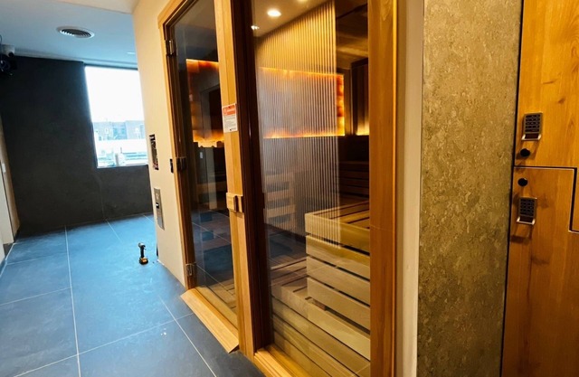 n 1-bedroom apartment with AC, gym, sonar , hot tub in East Orange