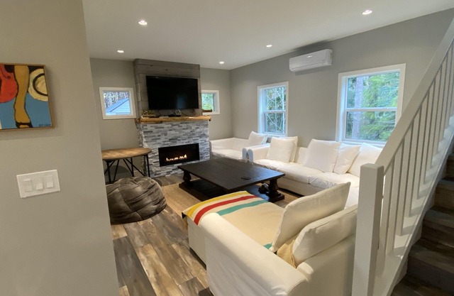 "Charming 3-Bedroom Cowichan Lake Cottage Getaway!"
