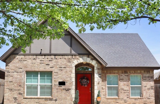 Spacious 3br, 3 ba with optional studio in N. Overton. 10 min walk to Campus!
