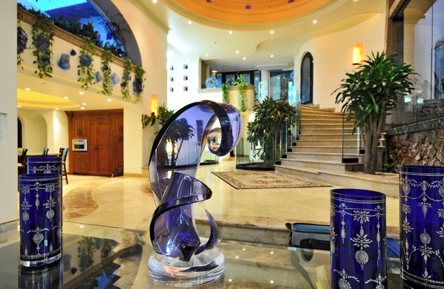 Luxurious ocean front 9 bedroom villa 4 rent