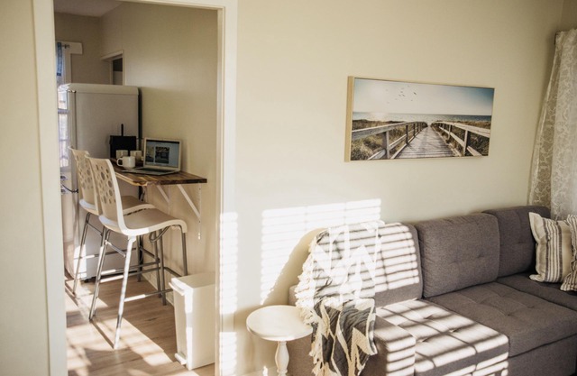 "Sunlit Serenity Awaits at Sunflower Cottage: Your Perfect Family Getaway!"