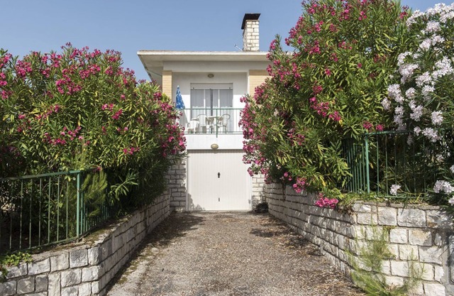 N122 - Numana, delightful single villa with garden