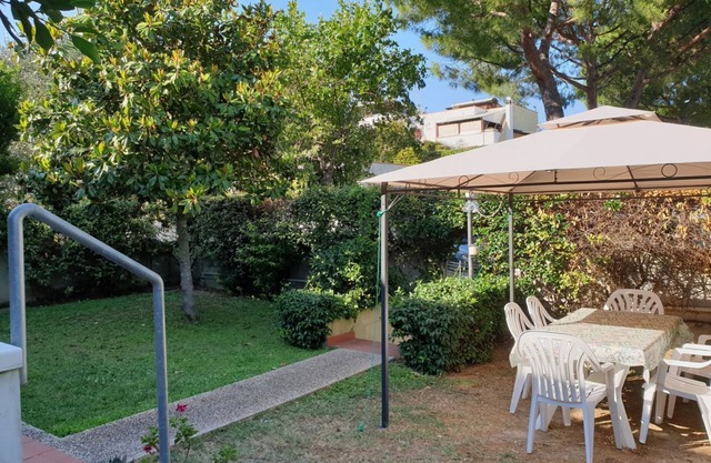 N240 - Numana, delightful four-room tavern with garden and pool