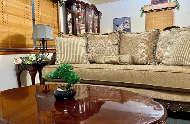 Grandma’s Farmhouse, Charming 3-Bdrm nestled in Poteau’s beautiful countryside