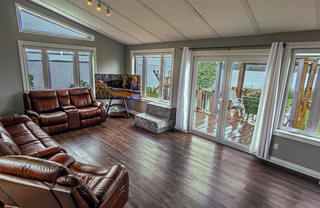 ALL-SEASON WATERFRONT COTTAGE AT LAKE SCUGOG, KAWARTHA LAKES, 1:15hr FROM GTA