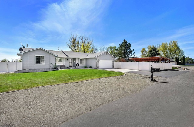 Nampa Backyard Beauty! Hot tub, ample parking area, shop and more!