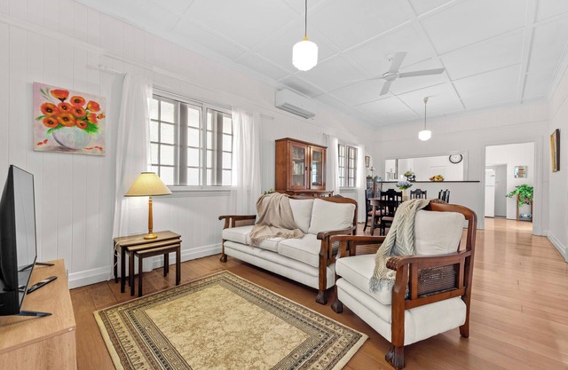 Nans House! 2bed, 1bath, 1car ~ East Brisbane