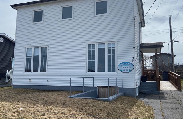 Nan’s Place Vacation Home! Traditional salt box home w/ accessibility ramp