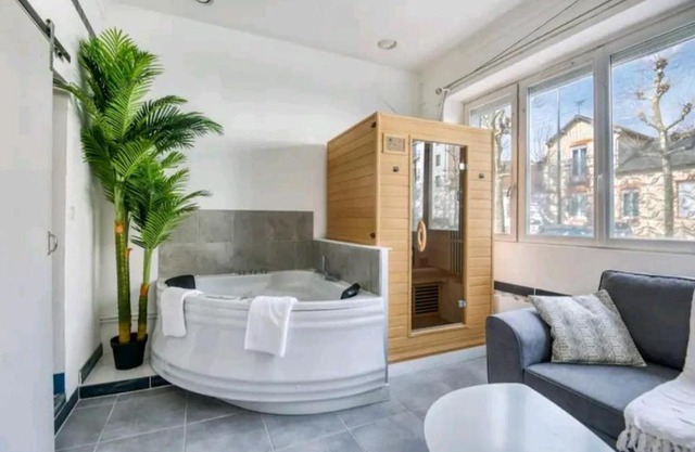 Nantes Cocoon for 2 With Jacuzzi and Sauna
