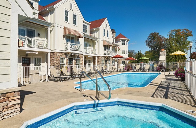 "Nantucket 3 Bedroom" Beach House on Lake Street Luxury Townhome, Pool, Hot Tub, Near Lake and Beaches