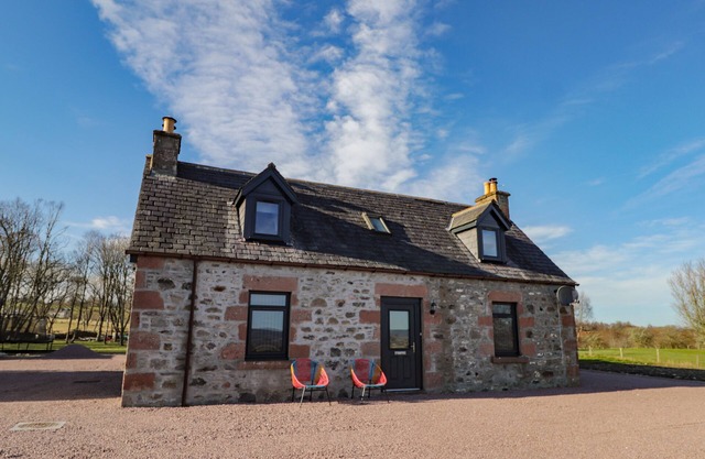 NANVILLE, pet friendly, character holiday cottage in Beauly