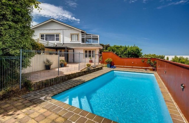 Napier Hilltop Stays - views & outdoor pool!