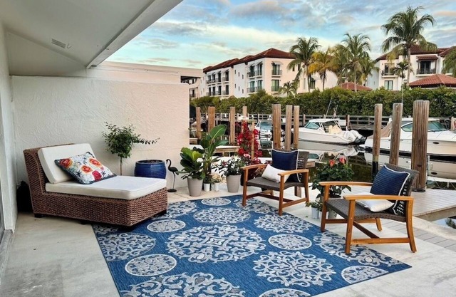 Naples Beautiful Waterfront 2/2 Condo.