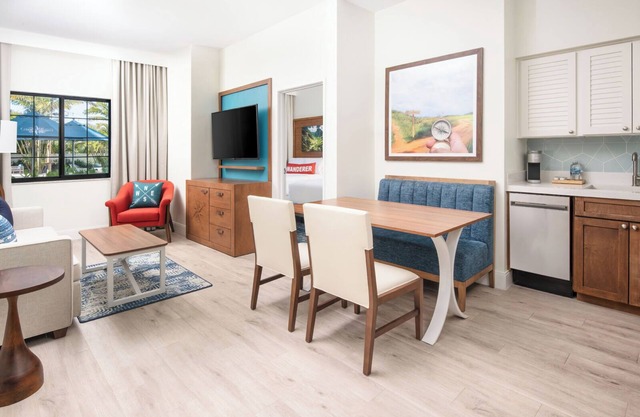 Naples Getaway! Suite w/ Pool View and Fully Equipped Kitchen