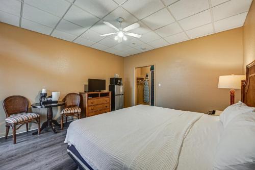 Naples Studio with 10K Islands Access and Marina View