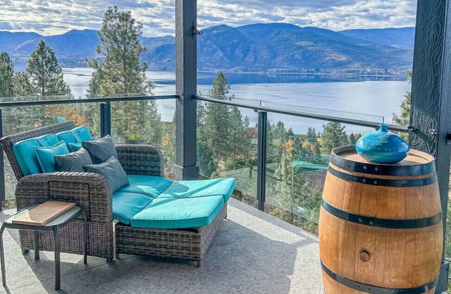 Naramata Hillside Luxe Retreat with Private Hot Tub