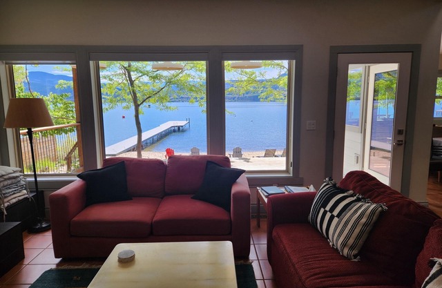 Naramata Lakefront casa con playa privada y muelle - The Apricot Club