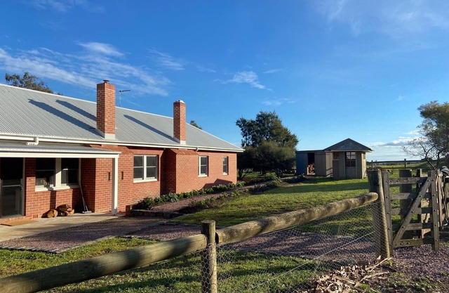 Naringal Station - Shearer's Quarters Farmstay - Huge farmhouse for 23 people!