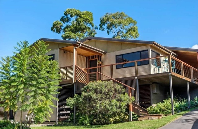Bella Coastal Property welcomes you to "Narrawallee Oasis".