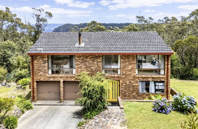 Narrow Neck Retreat - Two-Storey Brick Home, 4 Bedroom, Fireplace, A/C, Huge Bush Block