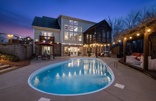 Amenity Packed Property, Perfect for Large Groups– Pool/ Theatre/ Karaoke/ Gym +