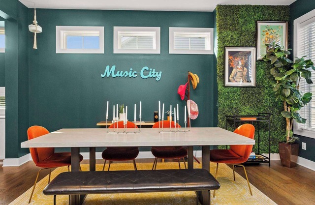 Epic Spacious House Walkable to Coffee, Food, Music, & Zanies Comedy Club