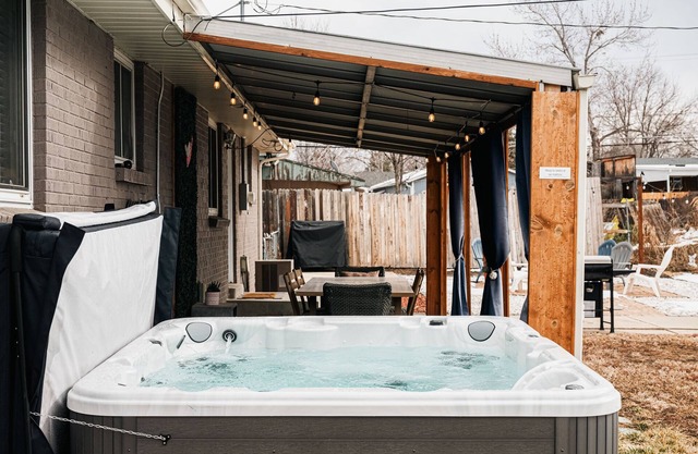 National Park House Near Downtown + Mountains, 5 beds, Hot Tub + Gym