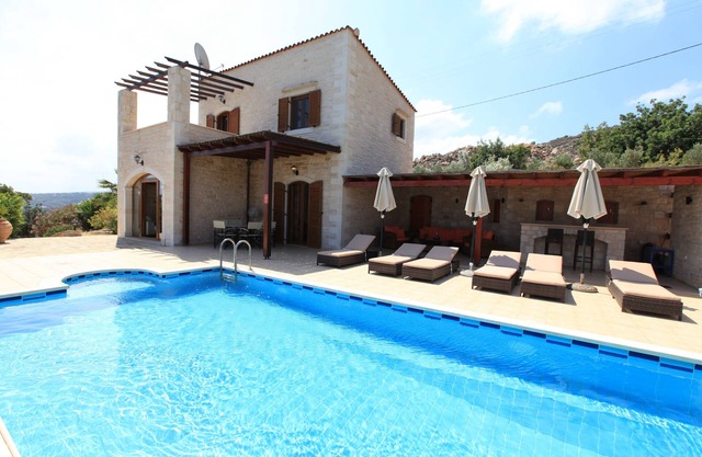 Villa de piedra natural en un lugar apartado de 4.500 m² con piscina climatizada
