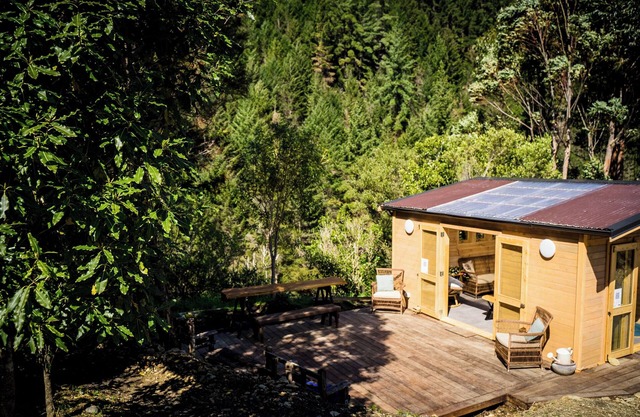 Nature based cabins 10mins from Nelson Group friendly 4 cabins & 2 bedroom house