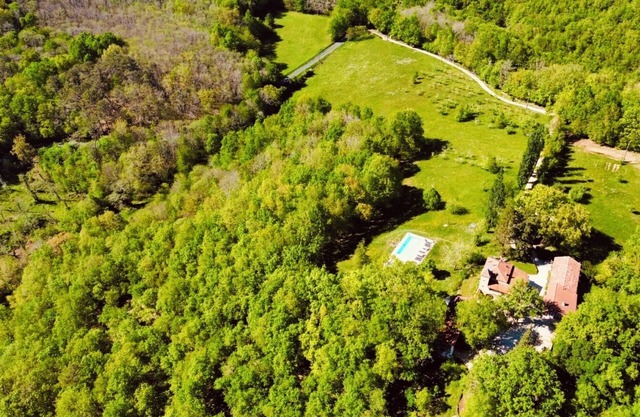 Nature gites for groups, 14 people, 7 bedrooms, 4 bathrooms, with swimming pool on 8 hectares of parkland