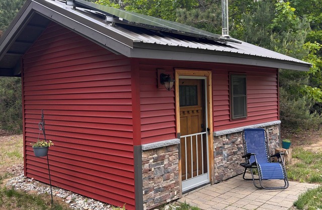 Nature Lover’s Paradise. Tiny 1 room cottage on Bunnifer Farms. Pet friendly