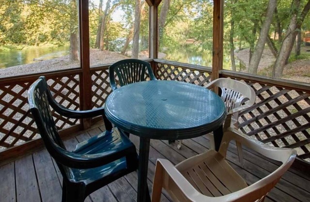 Nature's Beauty at Your Doorstep! Full Kitchen, Outdoor Pool, Free Parking