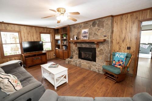 Nature's Hideaway 4BR Home With Pool & Creek View