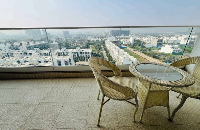 Nature's Nook: Cozy, serviced luxury apartment in Gurgaon with WiFi, AC, gym