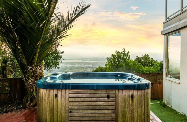 Nature's Nook with spa, deck and views