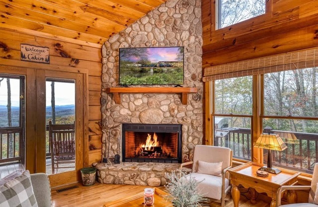 Nature's Whisper- View, hot tub, fire pit, private