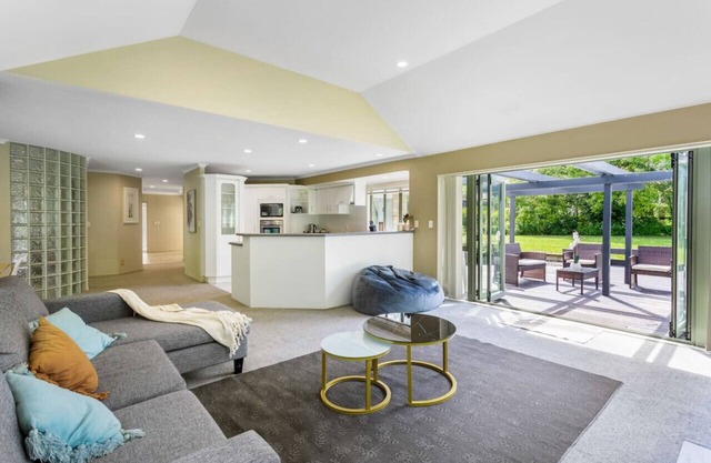 Nature Serenity Getaway with pool, deck & gardens