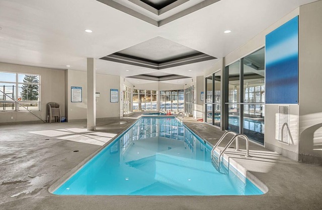 Nature Symphony: 2BR, Pool, Hot Tub, Gym, Parking