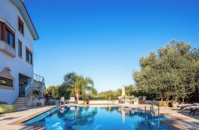 Villa de alta calidad con piscina climatizada de 50 metros cuadrados a solo 4 km de la ciudad de Chania y la playa
