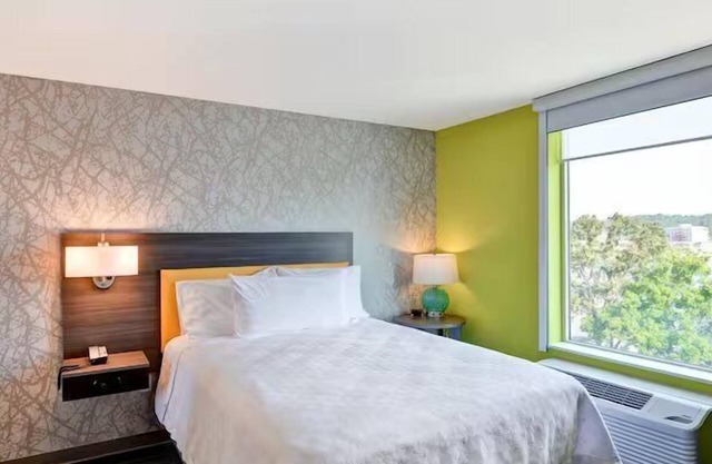 Nature’s Nook: Lake View, Full Kitchen, Pet-friendly, Free Breakfast & Parking!