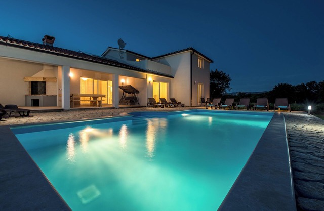Naturnahe Luxusvilla mit Pool und Jachuzzi für Große Familien
