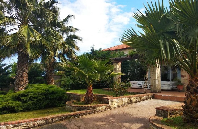 Naturstein-Mediterranhaus mit Gartenblick