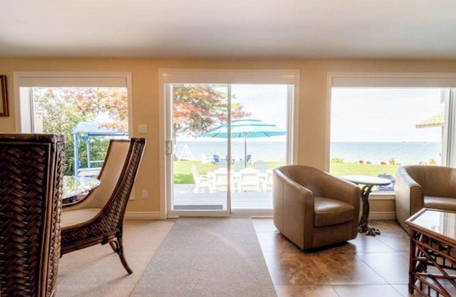 Nautica Beach House on Lake Ontario