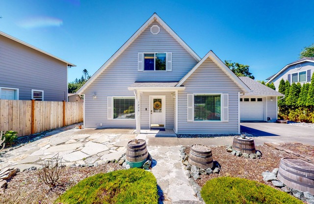 Nautical Cottage with amazing location, views and amenities