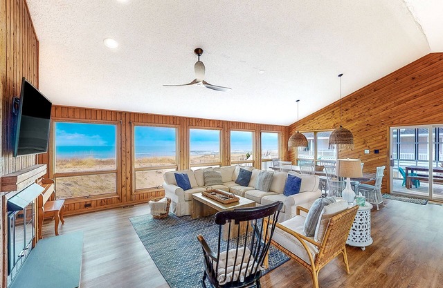 Nautical Dream, redecorated oceanfront home with incredible views and decks